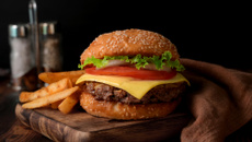 Sanduíche com hambúrguer caseiro