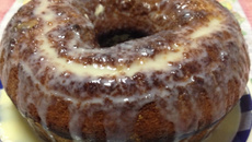 Bolo simples com cobertura de leite condensado