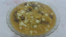 Sopa de capeletti de queijo com carne