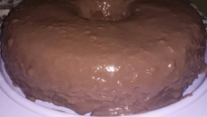 Bolo simples com cobertura de chocolate