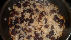 Arroz com uvas passas e leite de coco delicioso