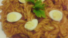 Macarrão caseiro ao molho vermelho