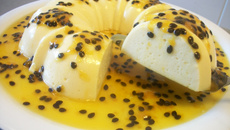 Flan de iogurte com maracujá