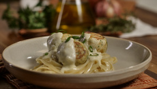 Almôndegas de frango ao molho de queijo 