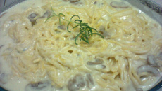 Espaguete ao molho gorgonzola com cogumelos Paris