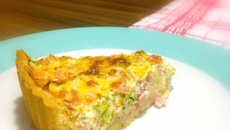 Quiche de queijo, presunto, brócolis e bacon