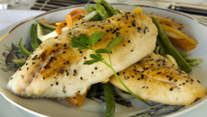 Peixe grelhado com legumes Julienne (Hotel Vila Naiá)