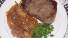 Bife acebolado com tomate