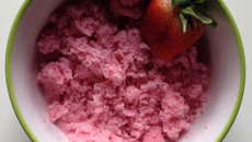 Sorvete de iogurte com frutas vermelhas