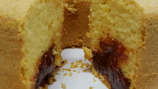 Bolo de fubá com goiabada