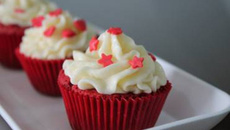 Cupcake velulo vermelho da Max de 2 Broke Girls