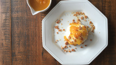 Sorvete de brie com geleia de damasco e praliné