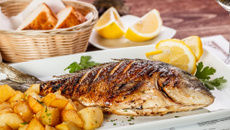 Peixe assado na brasa