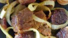 Carne frita acebolada de panela