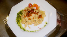 Talharim com frango grelhado ao molho cítrico de iogurte e leite de coco com croutons de abóbora cabotian