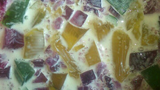 Cubos de gelatina com leite condensado