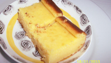 Bolo de fubá cozido e cremoso como um pudim