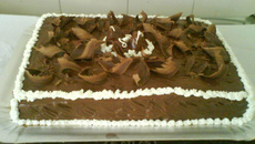 Bolo de chocolate trufado com morangos da Mell