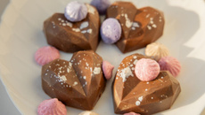 Coração lapidado de chocolate recheado e decorado para o Dia dos Namorados