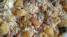 Farofa de banana com bacon e azeitonas