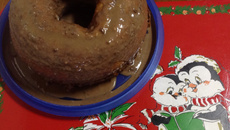 Bolo simples de liquidificador com cobertura de chocolate