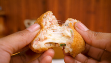 Bolinho de arroz com mortadela