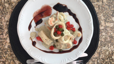 Salmão ao molho gorgonzola com camarão e lula