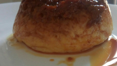 Pudim de leite na caneca