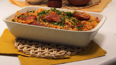 Arroz com carne-seca e calabresa na panela de pressão 