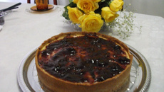 Torta de ricota com geleia de amora