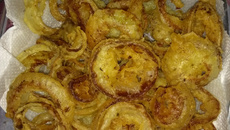 Cebola frita com molho de maionese e pimenta biquinho