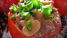 Tomate recheado com estrogonofe de file