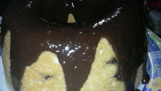 Bolo com pedaços de chocolate ao leite