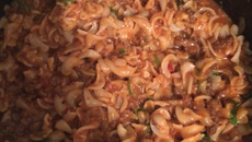 Macarrão com molho e carne moída fácil e rápido