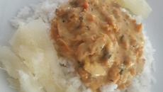 Estrogonofe de sarlambi com aipim manteiga  