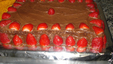 Bolo Mousse de chocolate com morangos