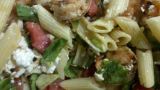 Salada de camarão com queijo feta