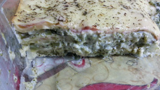 Lasanha de brócolis com creme de cebola