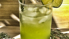 Drink sem álcool com kiwi e água de coco