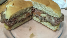 Hambúrguer KL recheado na brasa