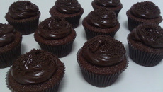 Cupcake de chocolate leve e saboroso com chantilly caseiro