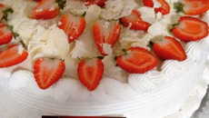 Bolo brigadeiro branco com morangos