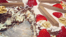 Torta de biscoito wafer coberto com chocolate e morango