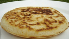 Pão de queijo de frigideira recheado