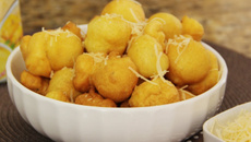 Bolinho de chuva ao parmesão