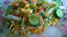 Salada deliciosa temperada com mel, suco de limão e azeite