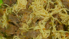 Espaguete com carne guisada à portuguesa