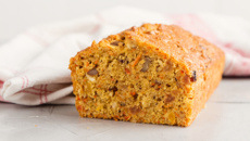 Bolo de cenoura com frutas