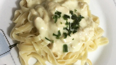 Macarrão ao molho branco com frango e queijo