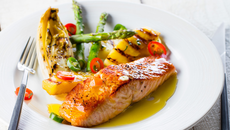 Salmão Grelhado com Legumes e Abacaxi Grelhado